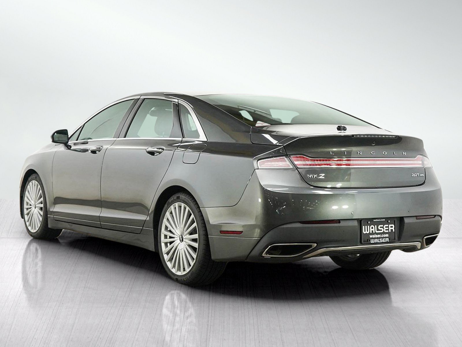 Used 2017 Magnetic Gray Metallic Lincoln Reserve image 3