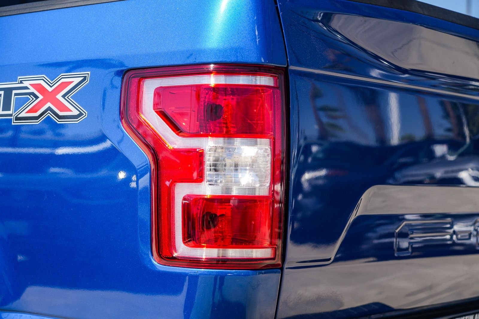 Used 2018 Blue Ford XL image 9