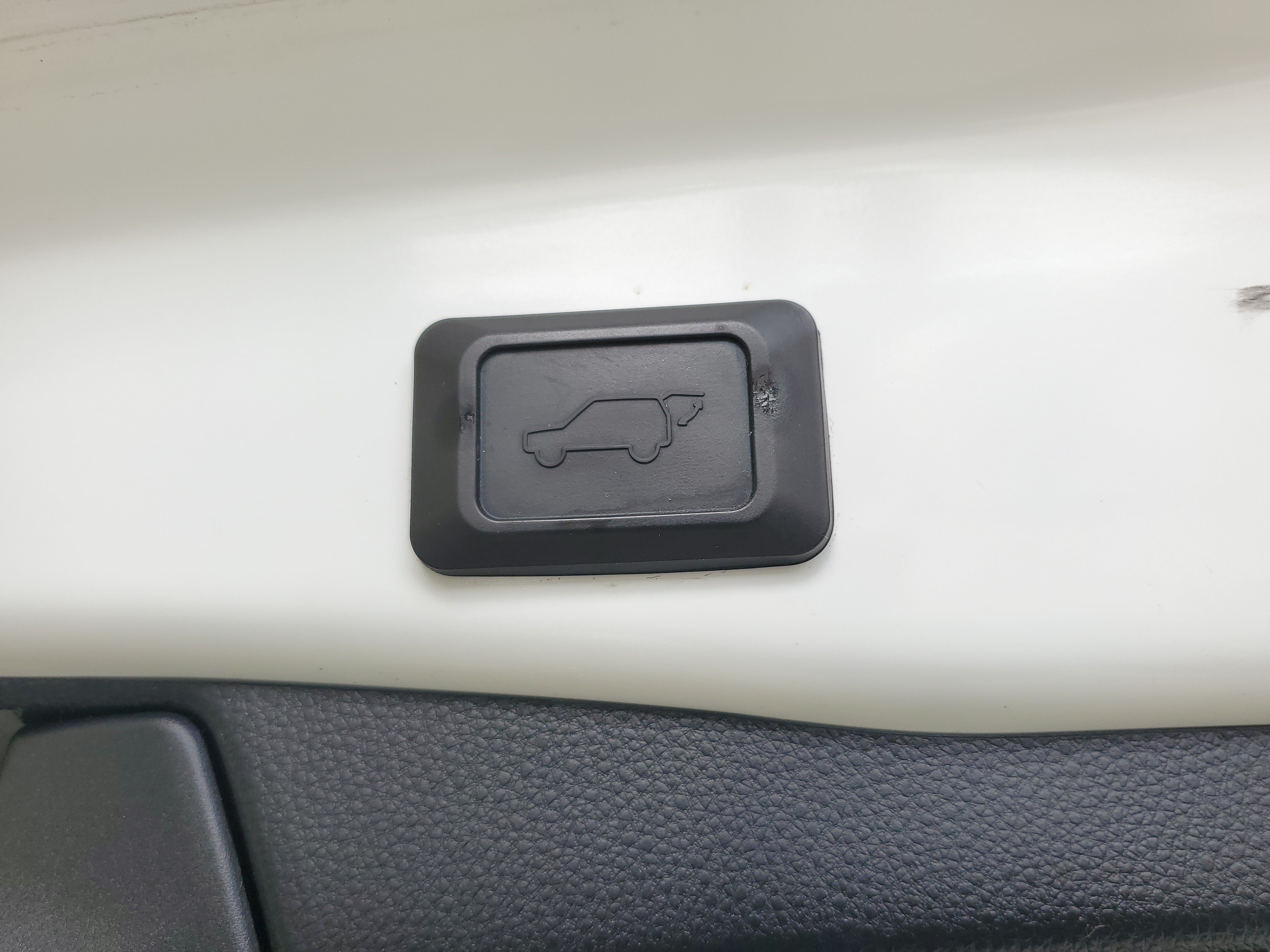 Certified Used 2020 Super White Toyota XLE Premium image 10