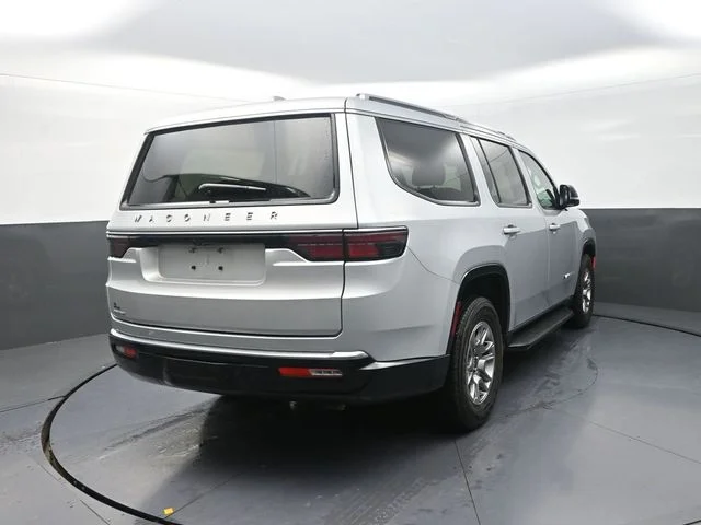 Used 2023 Silver Jeep Base image 9