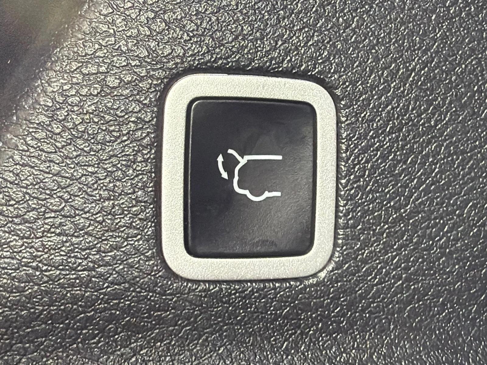 Used 2025 Ceramic Gray Clearcoat Chrysler Select image 18