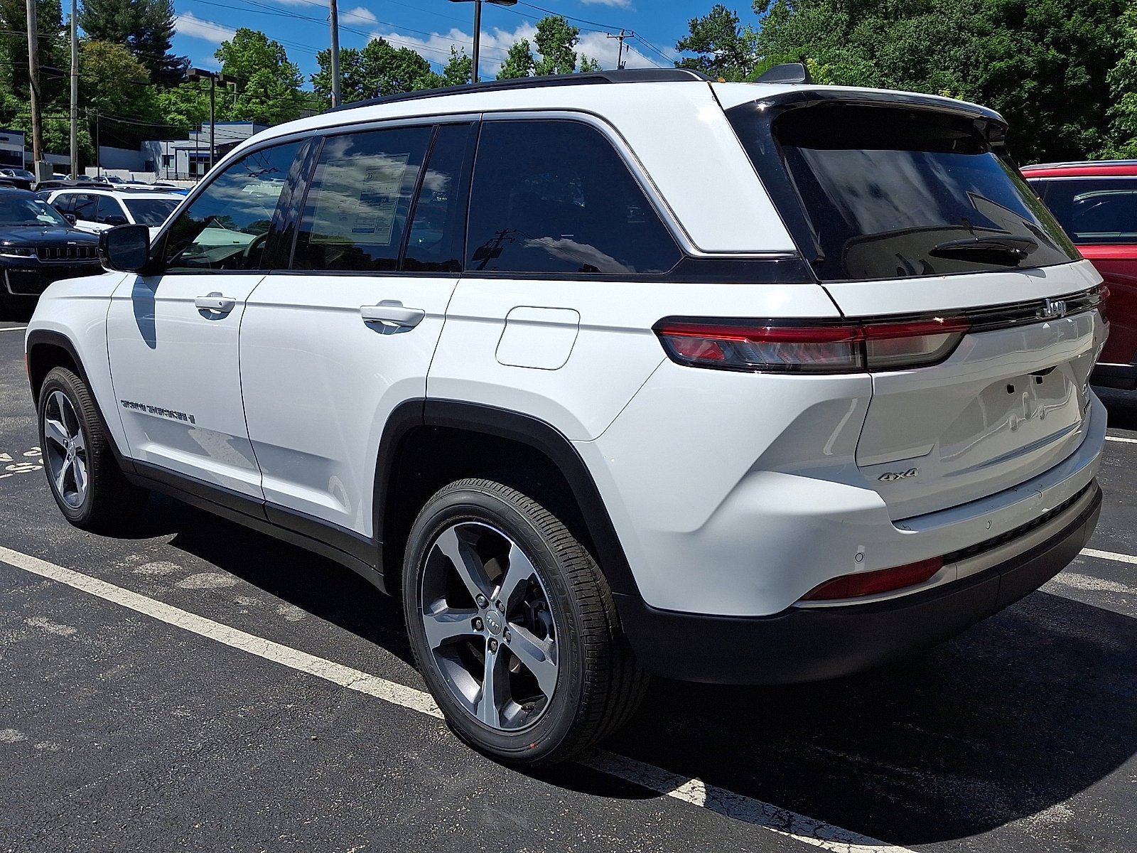 New 2026 Bright White Clear-Coat Exterior Paint Jeep Limited image 4