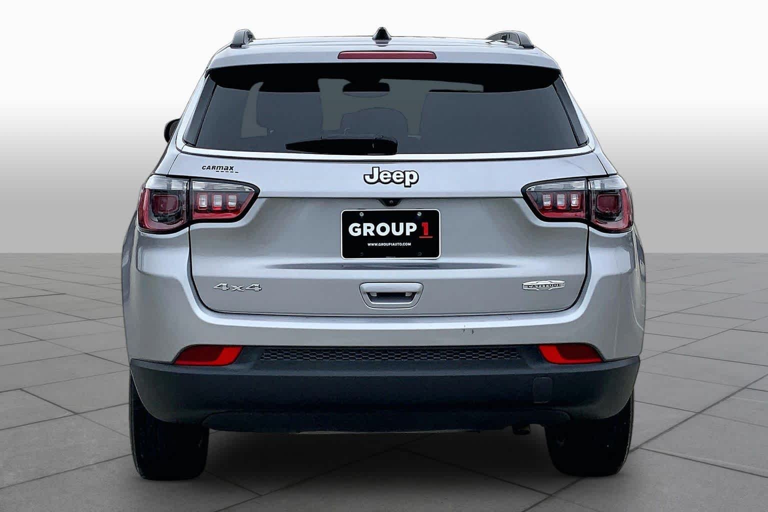 Used 2022 Billet Silver Metallic Clearcoat Jeep Latitude image 5