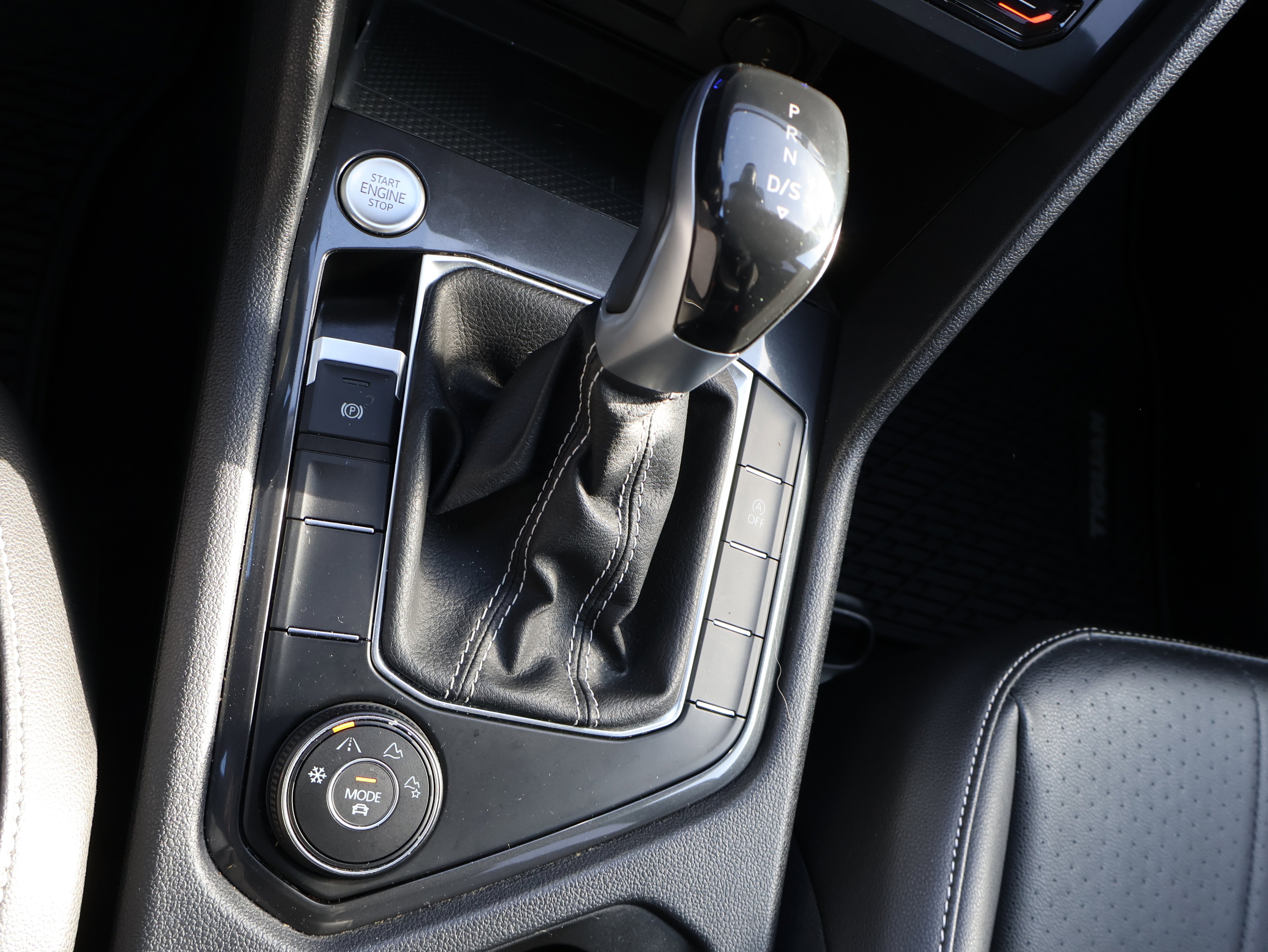 2022 Volkswagen Tiguan SE - Photo 31