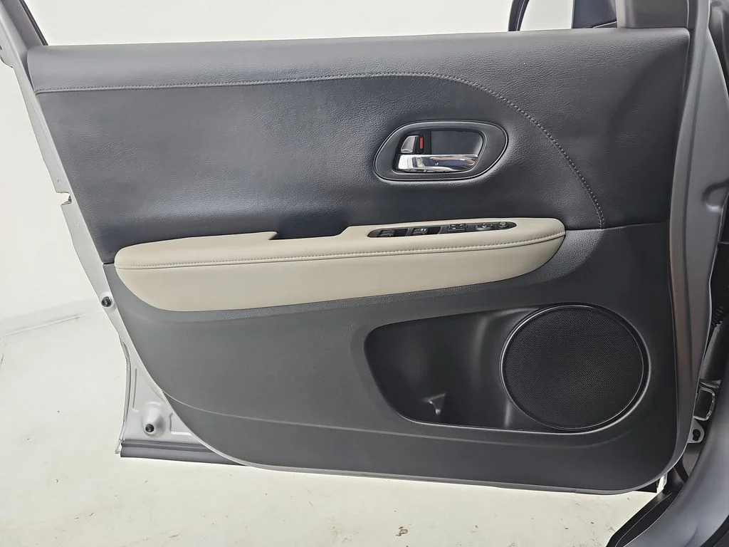 Used 2018 Silver Honda LX image 31