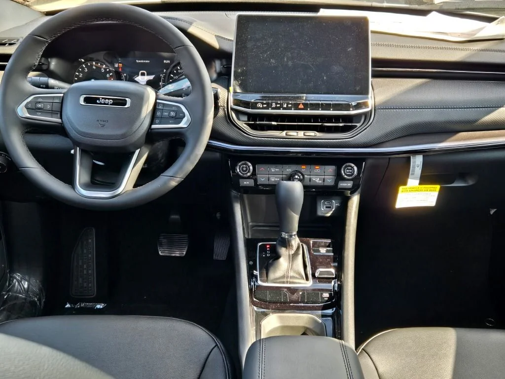 New 2026 Bright White Clearcoat Jeep Latitude image 17
