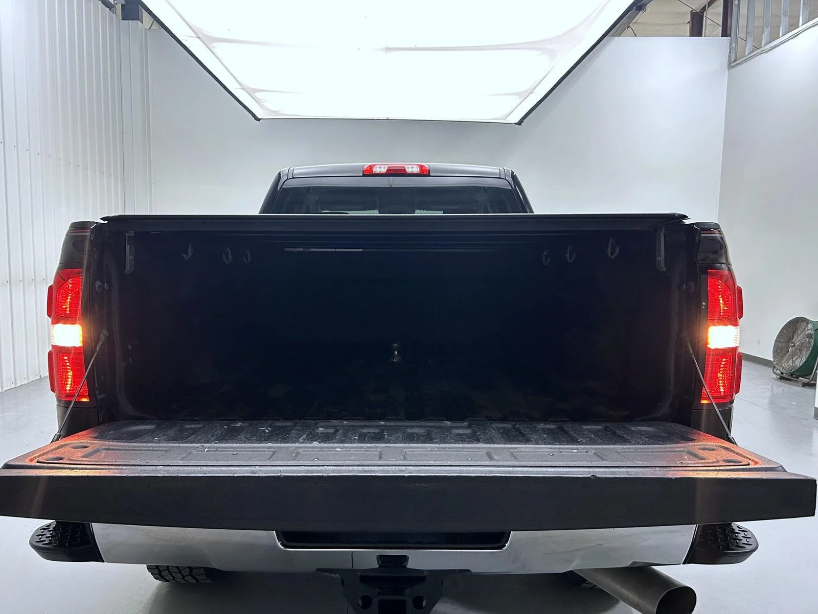 Used 2018 Black GMC SLT image 21