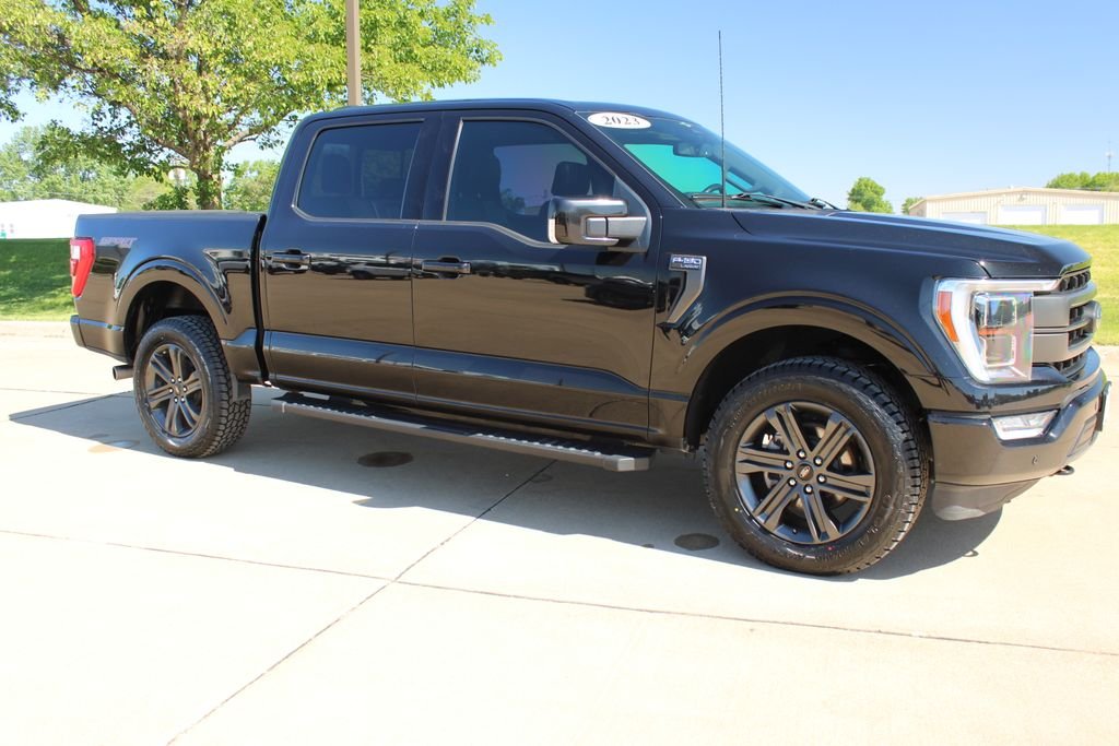 Used 2023  Ford Lariat image 3