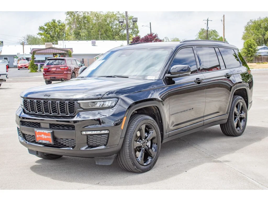 Used 2024 Diamond Black Crystal Pearlcoat Jeep Limited image 4