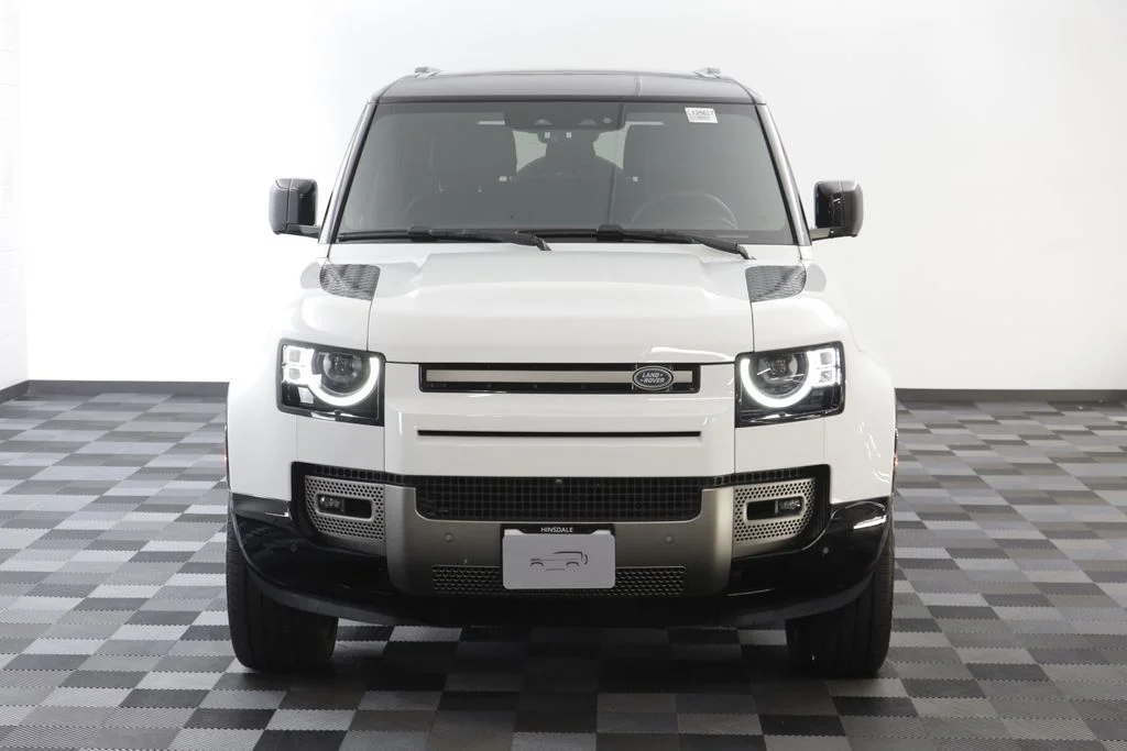 Certified Used 2025 White Land Rover X-Dynamic SE image 23