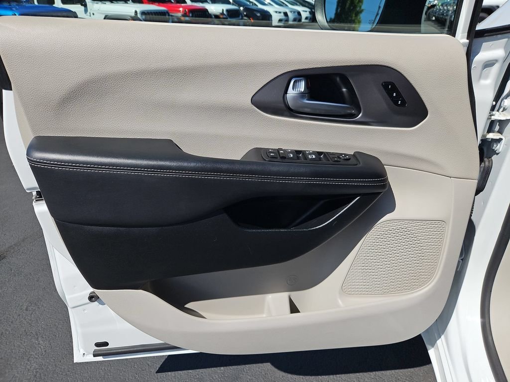 Used 2023 White Chrysler Touring L image 10