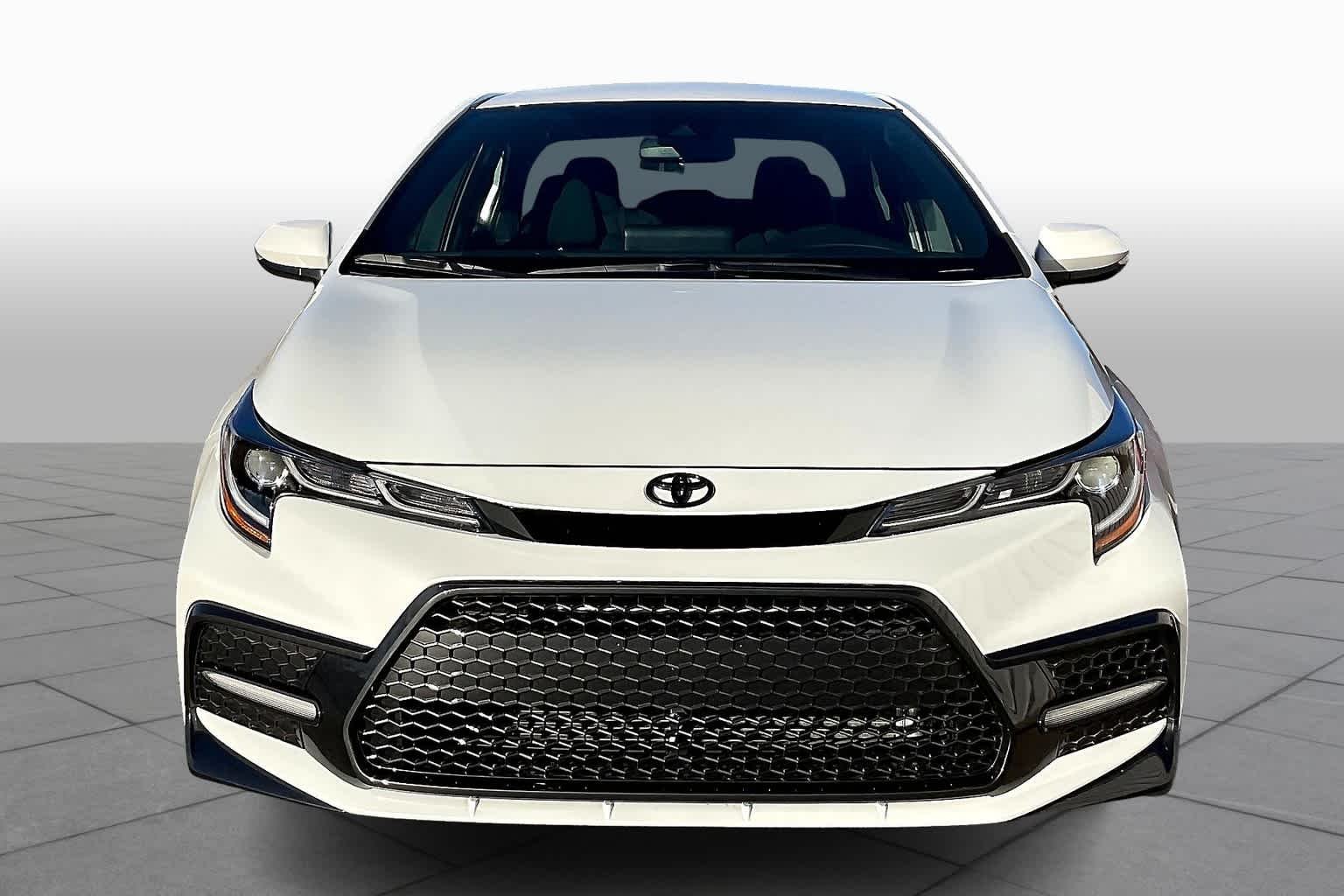Used 2022 Wind Chill Pearl Toyota SE image 4