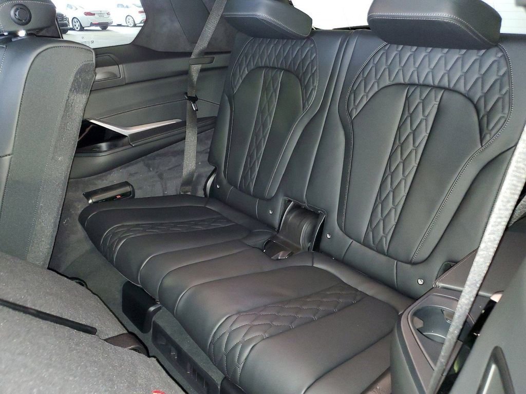 2025 BMW X7 ALPINA XB7 - Photo 12