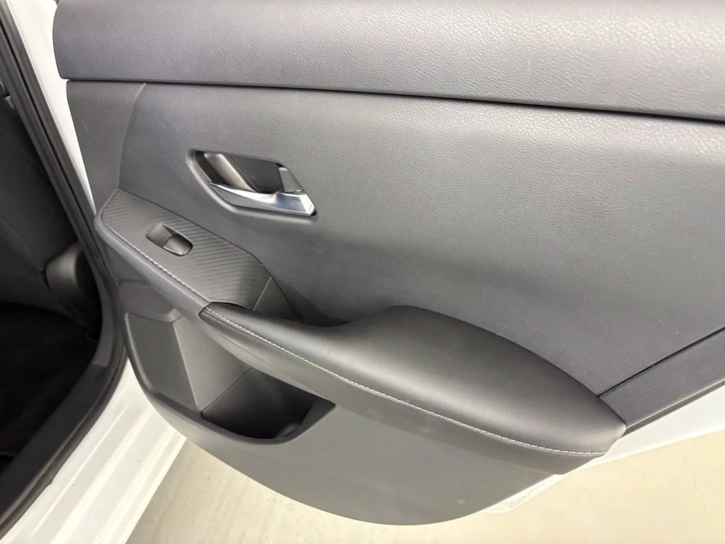 Used 2022 White Nissan SV image 33