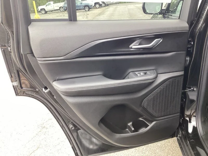 New 2026 Diamond Black Crystal Pearl-Coat Exterior Paint Jeep Laredo image 18