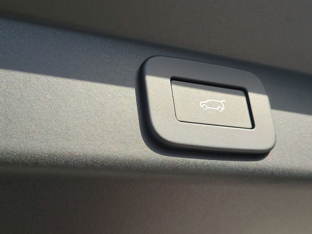 New 2027 Firenze Red Land Rover SE image 12