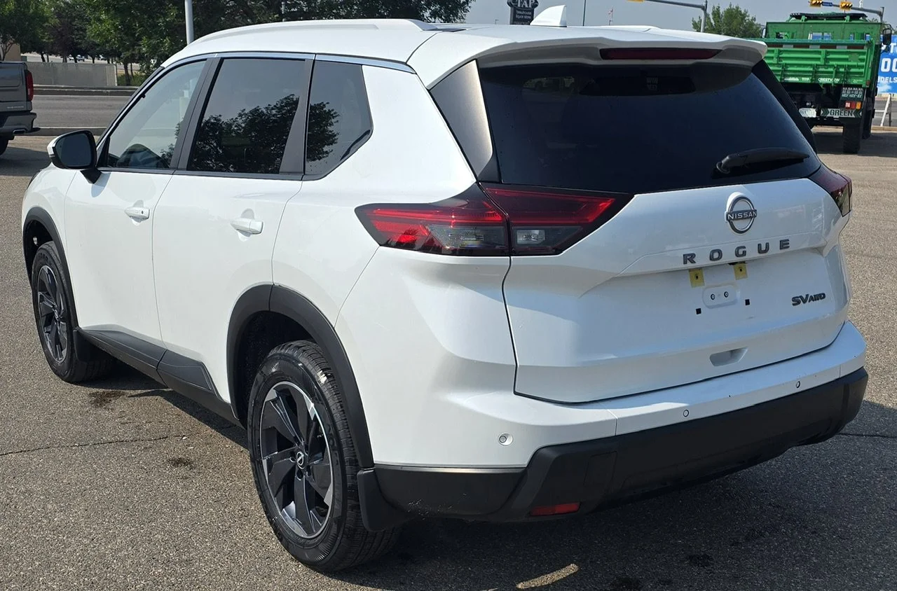 Used 2024 PEARL WHITE Nissan SV Moonroof AWD image 3