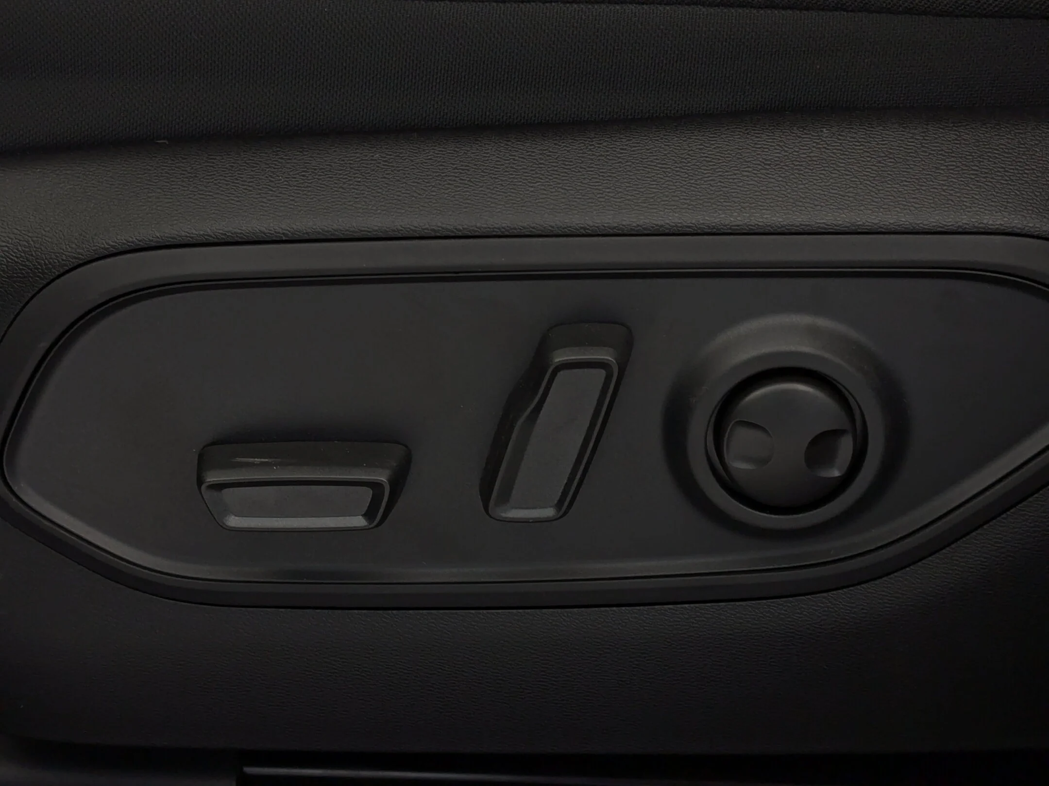 New 2026 Grey Jeep Laredo - - Hybrid - Adaptive Cruise - 12.3 Display - Heated Seats/Wheel - Remote Start & More! image 18