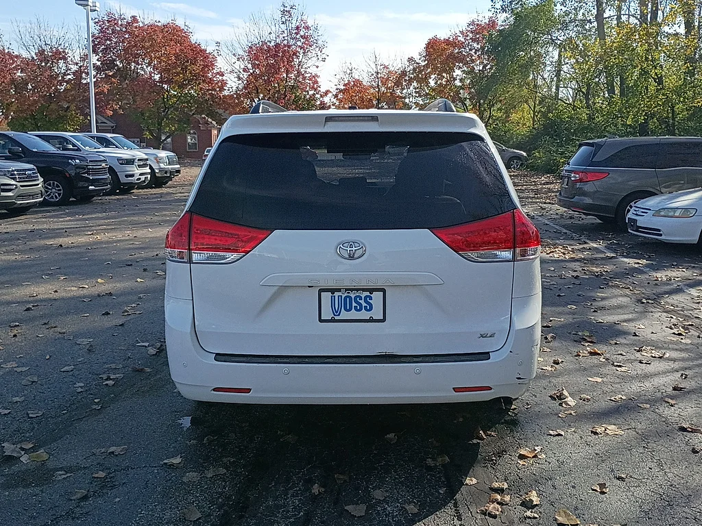 2014 Toyota Sienna XLE 8-Passenger, photo 3 of 12