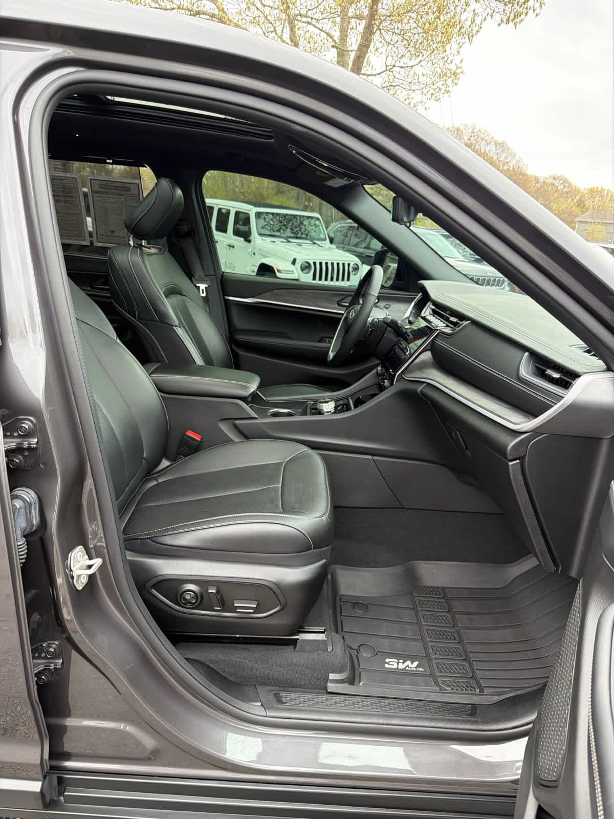 Used 2024 Baltic Gray Metallic Clearcoat Jeep Limited image 31