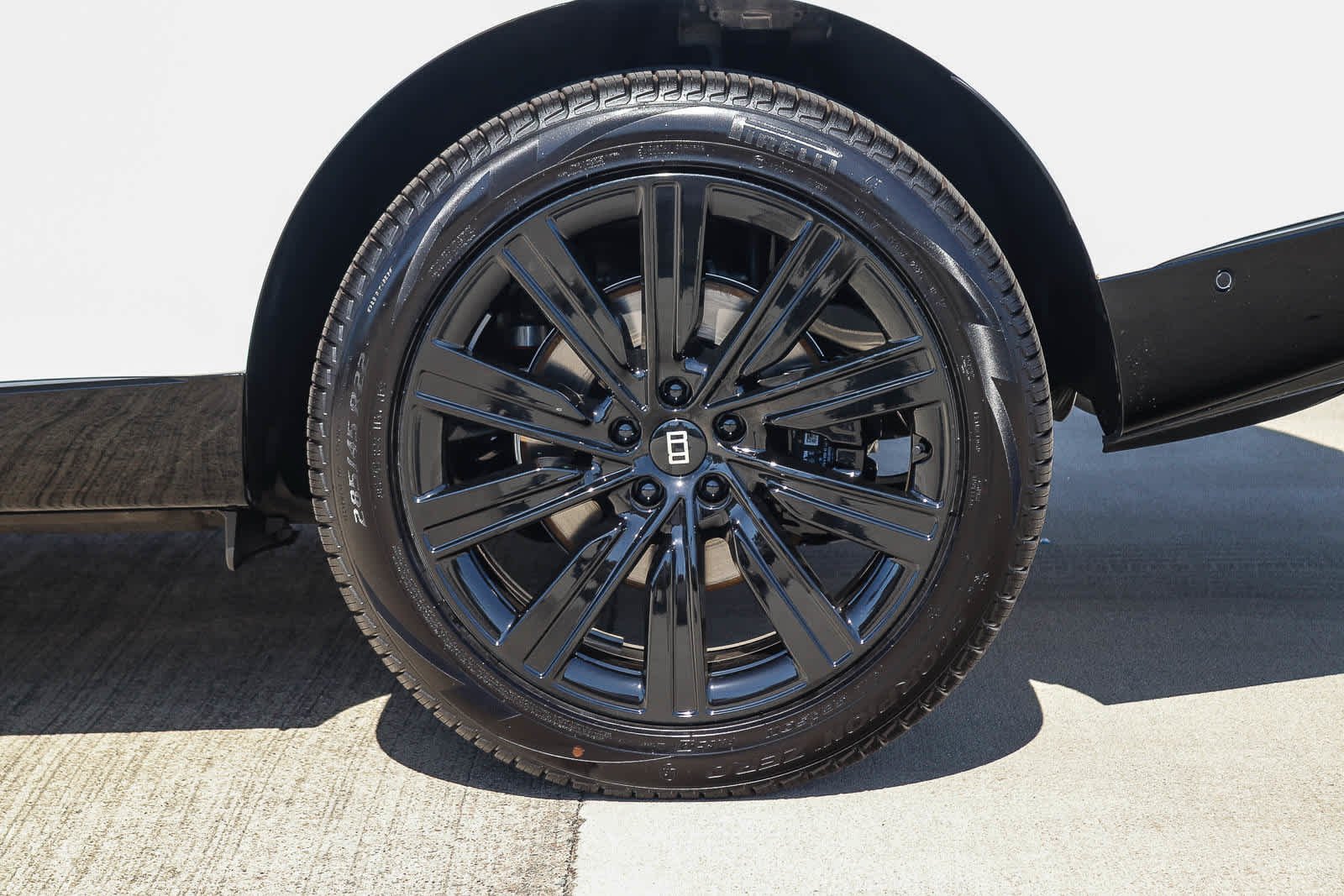 New 2027 Fuji White Land Rover SE image 8
