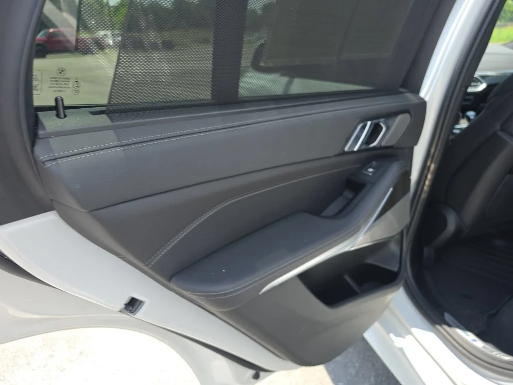Used 2022 White BMW M50i image 28