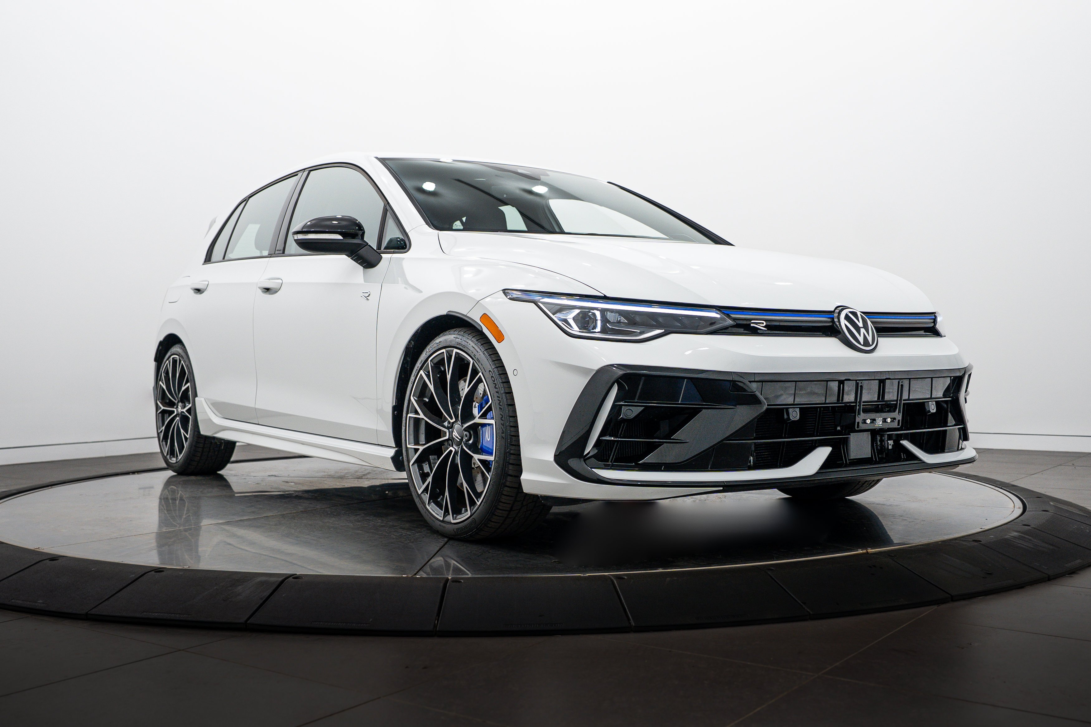 Used 2025 Pure White Volkswagen  image 1
