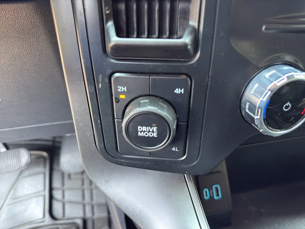 Used 2024 Agate Black Metallic Ford XLT image 27