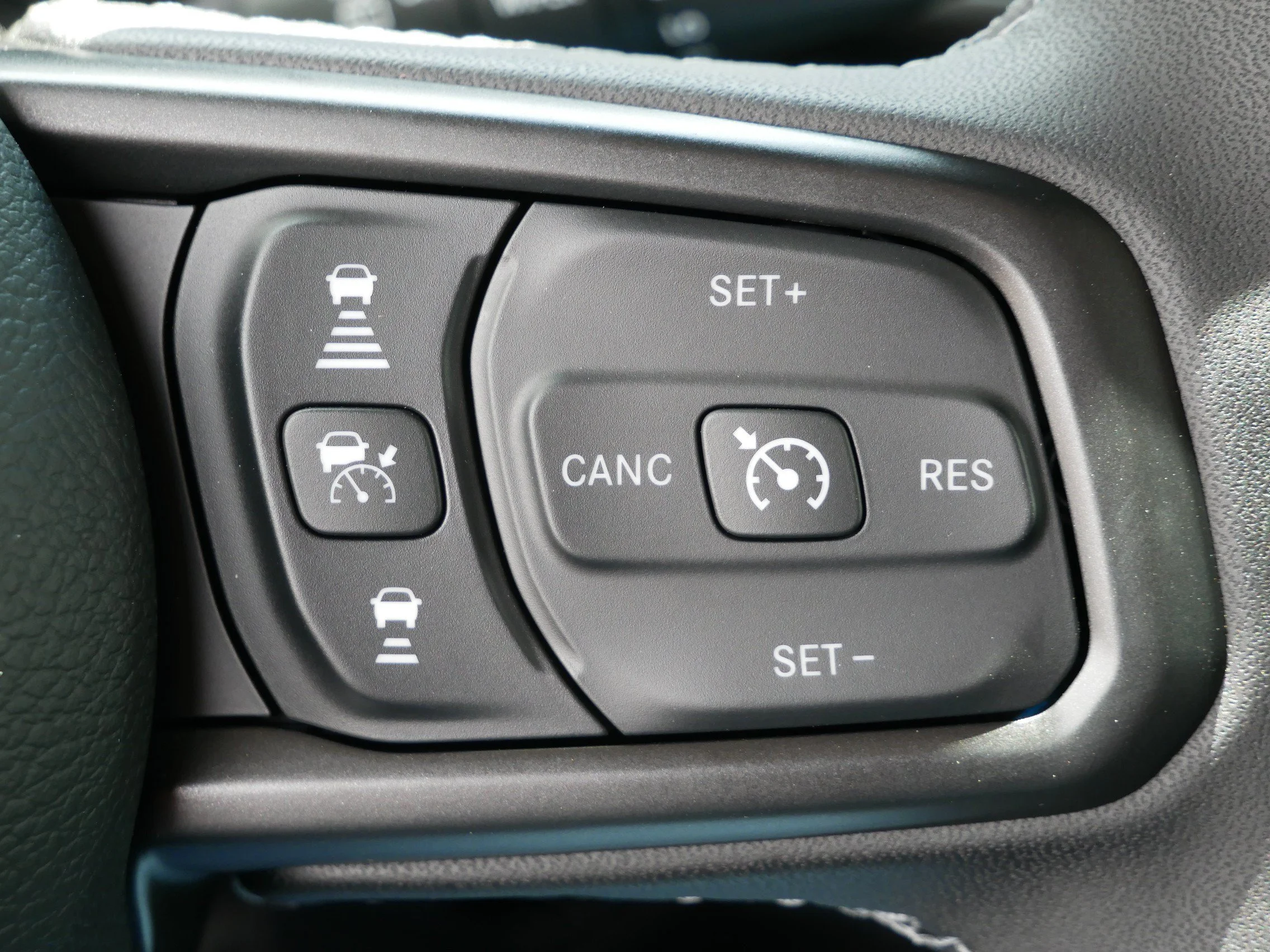 New 2026 Tuscadero Pearl-Coat Exterior Paint Jeep Sport S image 16