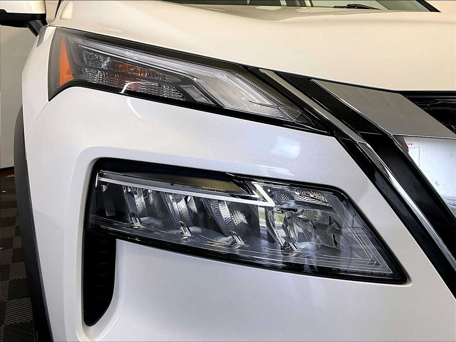 Used 2021 Pearl White Tricoat Nissan SV image 12