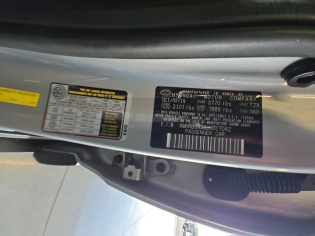 Used 2020 Silver Hyundai SE image 25