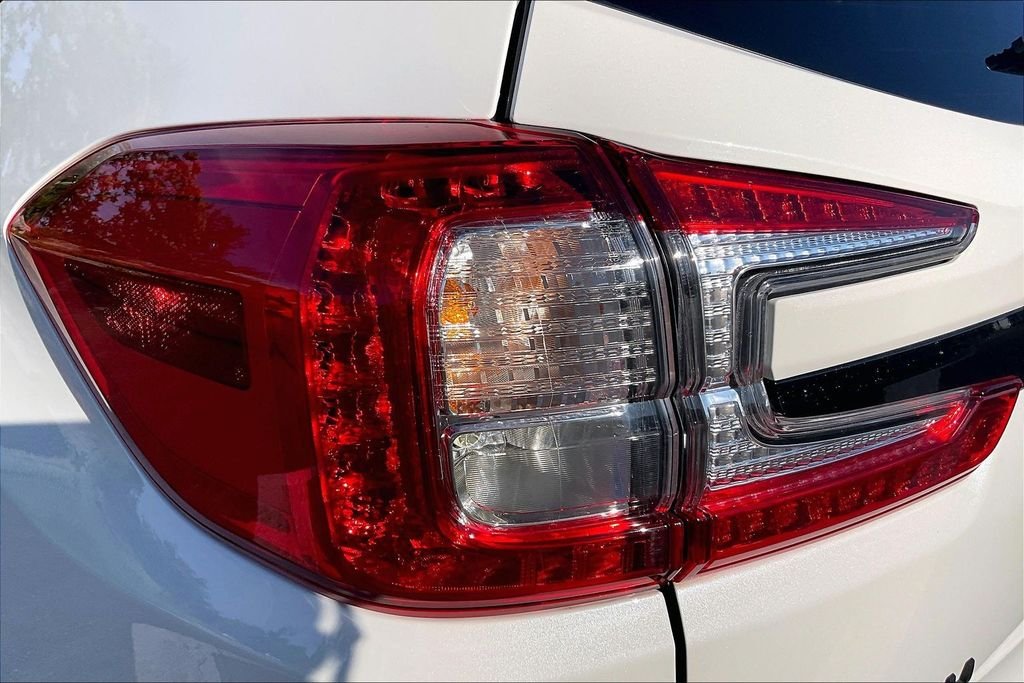 Used 2025 White Subaru Onyx Edition image 30