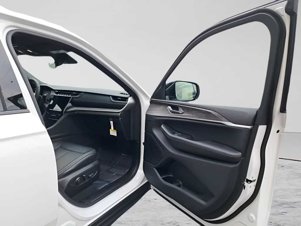New 2025 Bright White Clear-Coat Exterior Paint Jeep Limited image 15