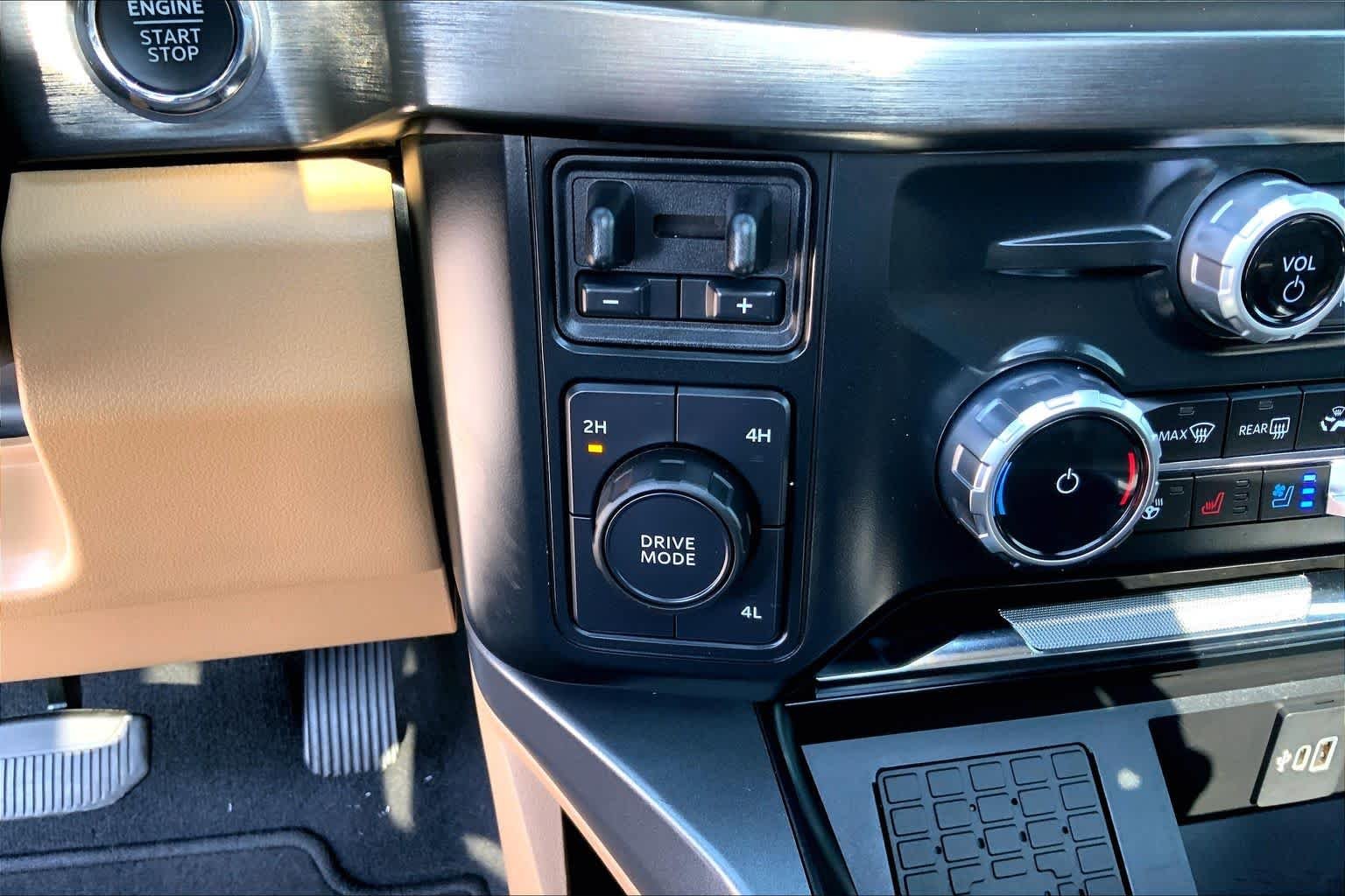 Used 2023 Agate Black Metallic Ford LARIAT image 31