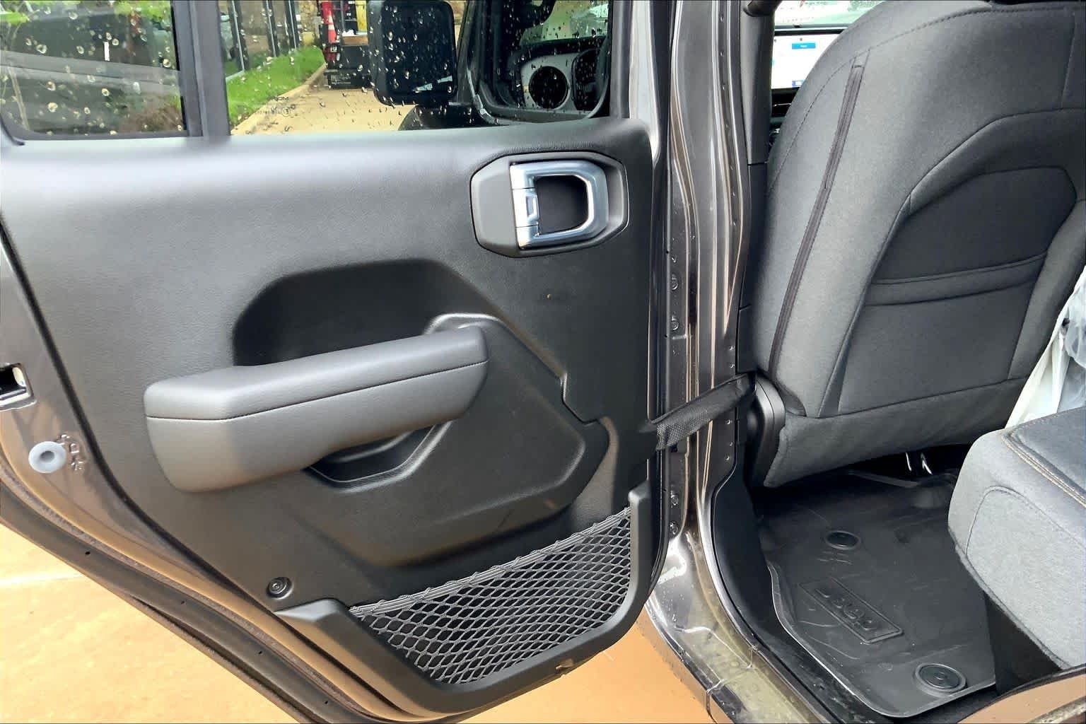 New 2026 Granite Crystal Metallic Clearcoat Jeep Sport S image 17