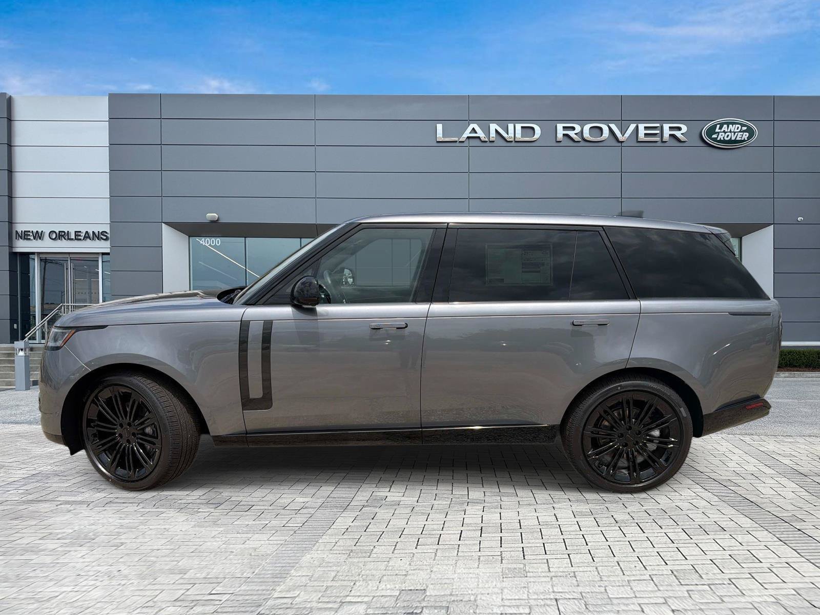 New 2026 Eiger Grey Land Rover SE image 2