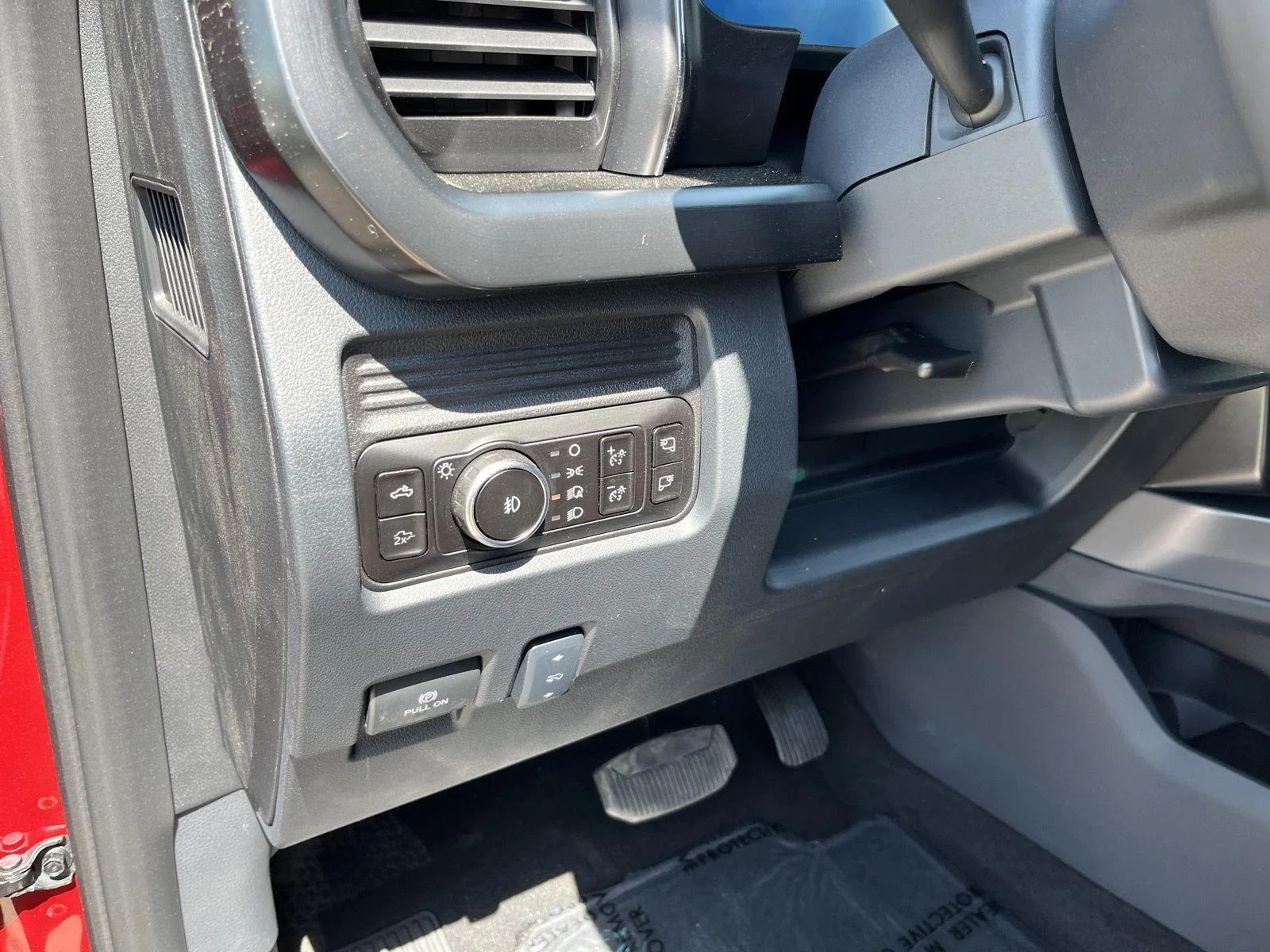 New 2026 Ruby Red Metallic Tinted Clearcoat Ford F-250® Lariat® image 18