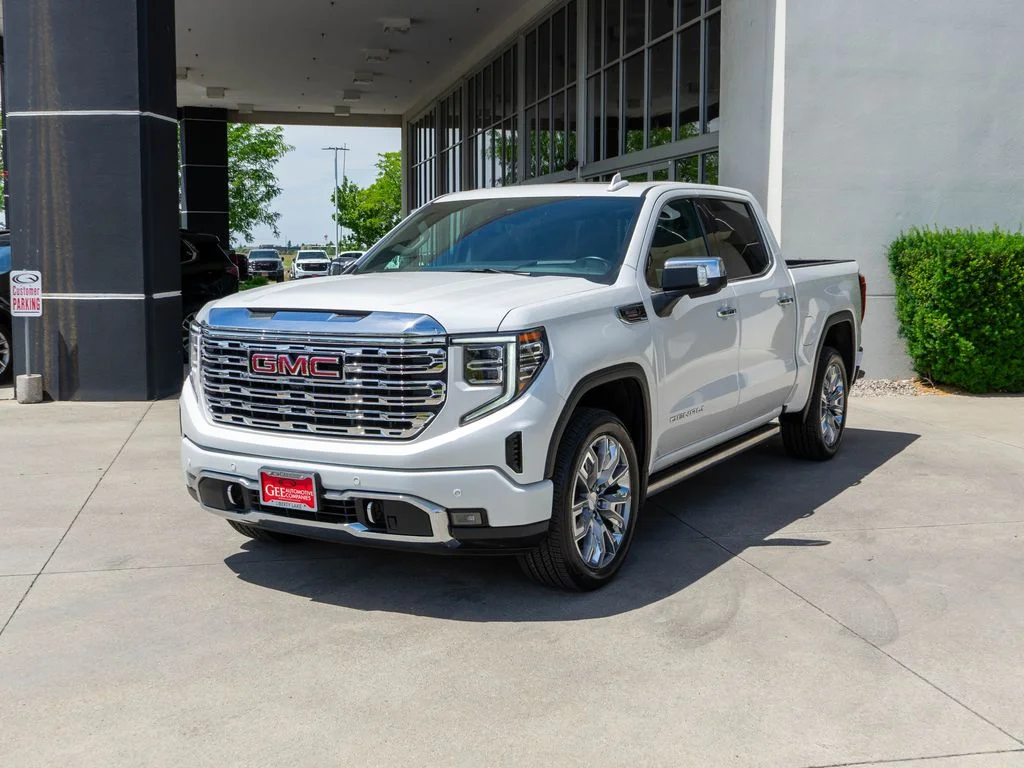 Used 2025 White GMC Denali image 3