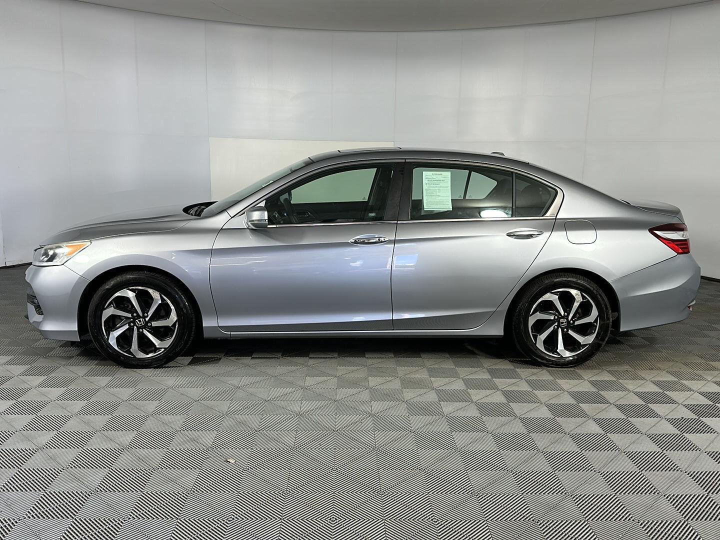 Used 2017 Lunar Silver Metallic Honda EX image 5