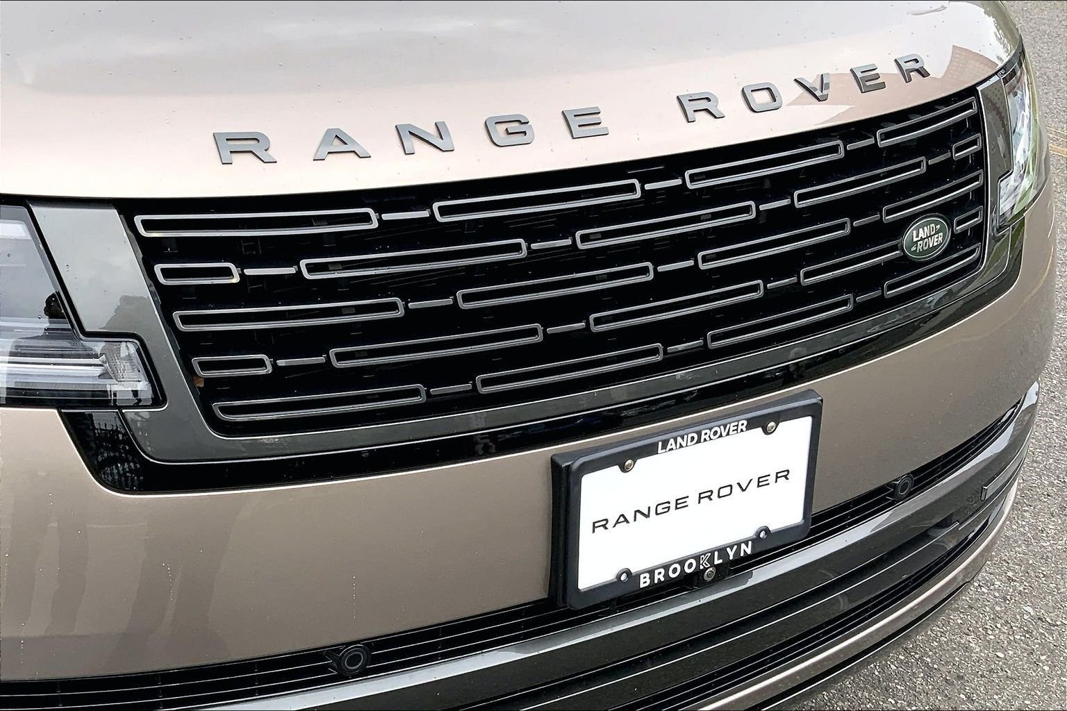 Used 2023 Batumi Gold Premium Metallic Land Rover SE image 30