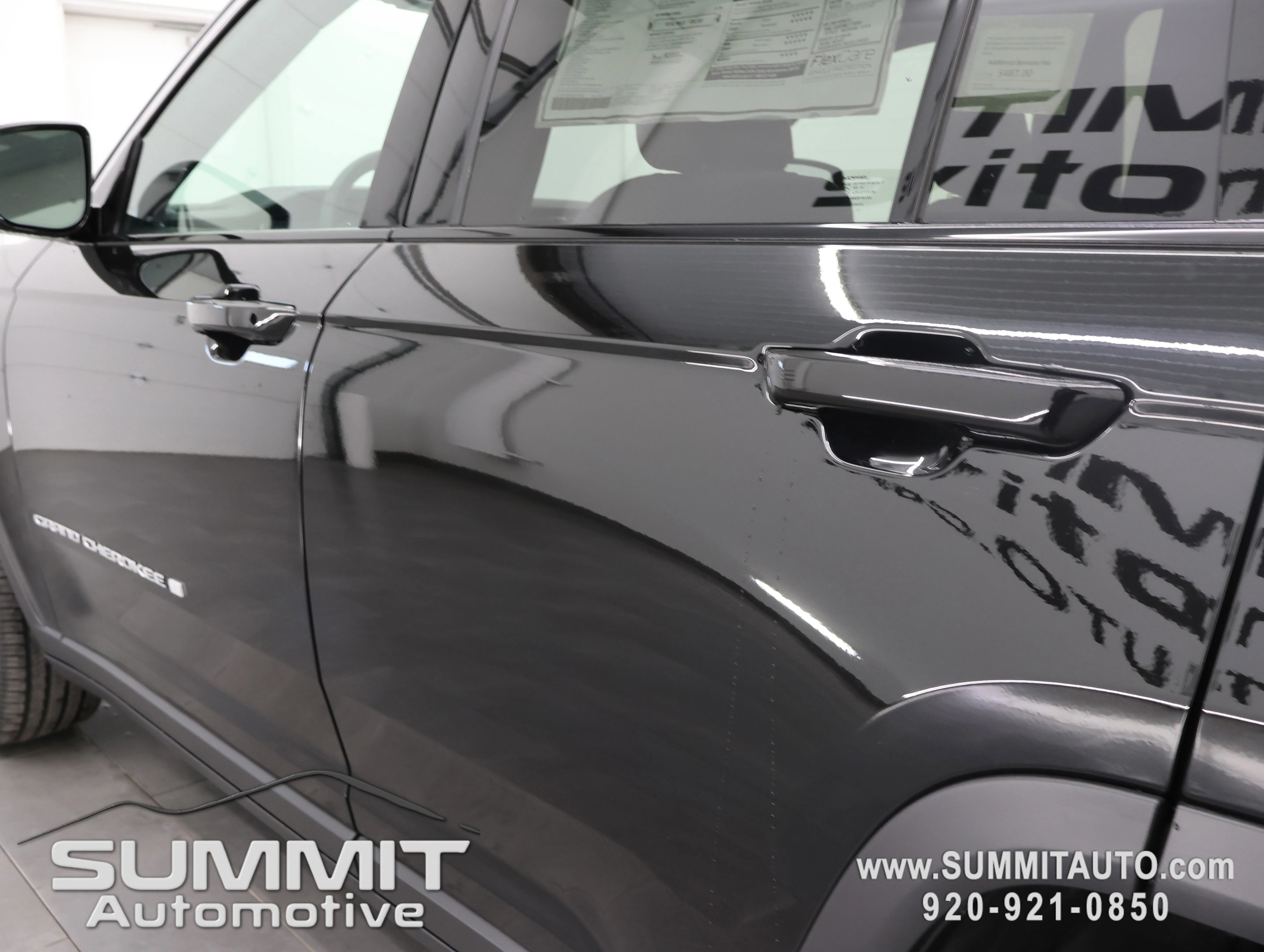 New 2025 Diamond Black Crystal Pearl-Coat Exterior Paint Jeep Limited image 37