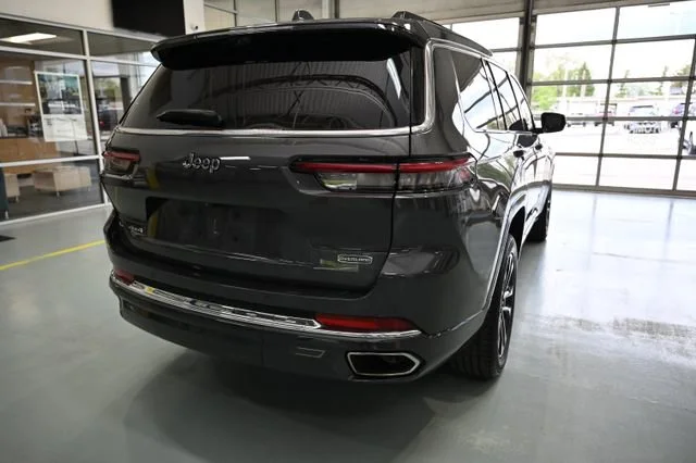 Used 2021  Jeep Overland image 5
