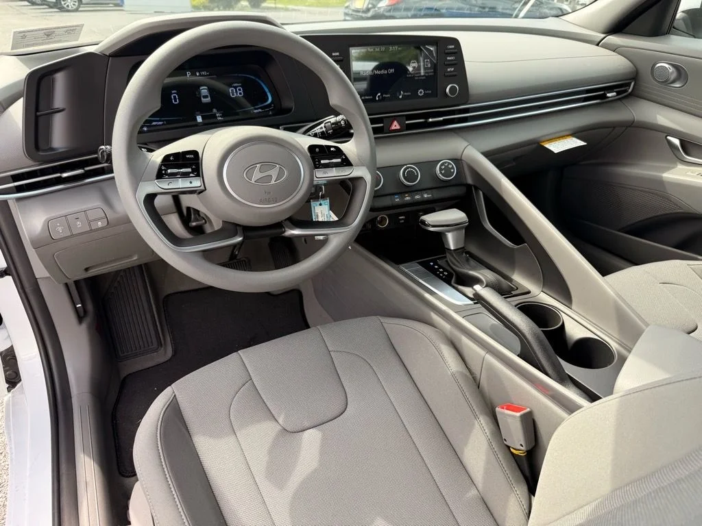 Used 2025 White Hyundai SE image 5