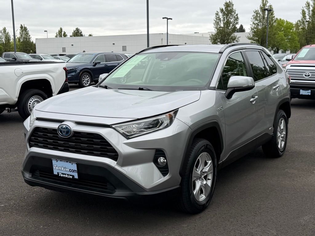 Used 2020 Silver Sky Metallic Toyota XLE image 3
