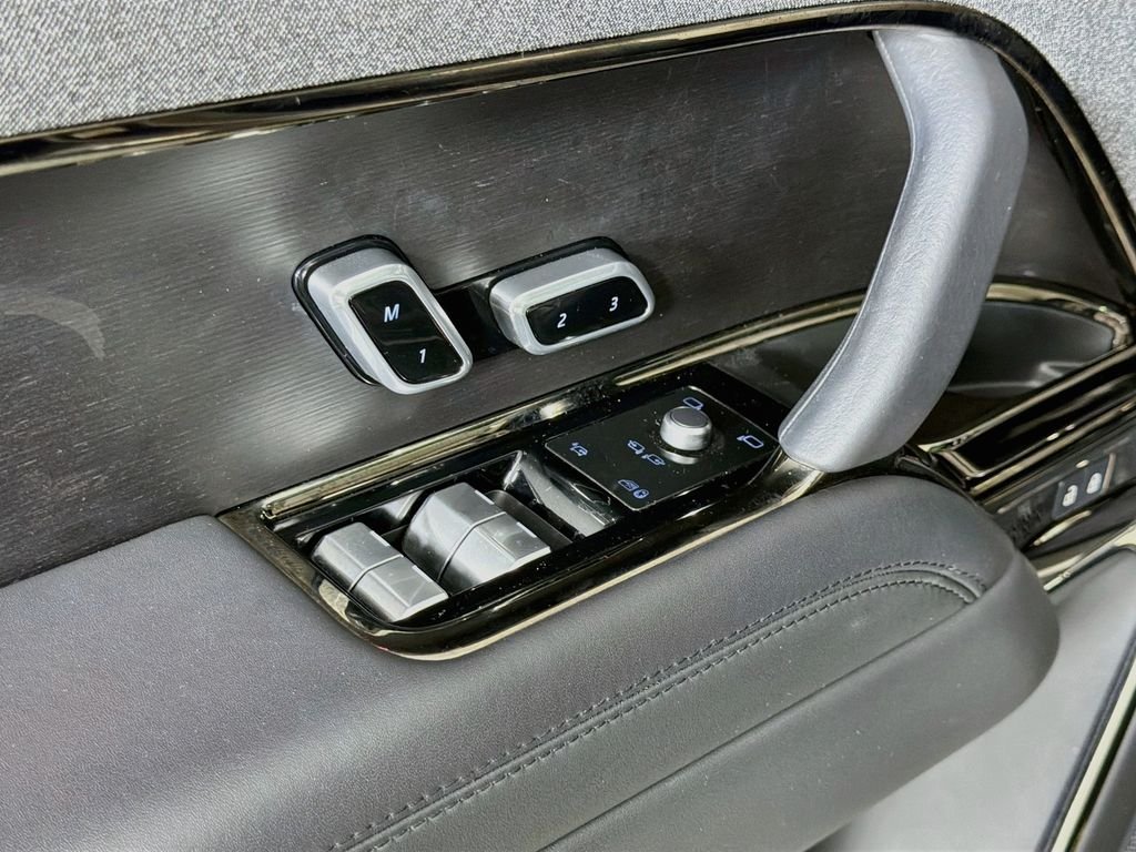 Certified Used 2023  Land Rover SE Dynamic image 18