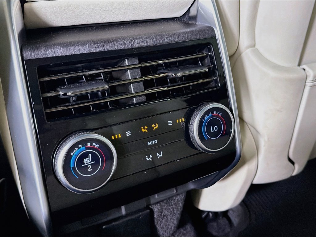 Used 2024 White Land Rover SE image 27