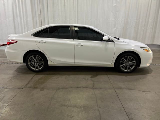 Used 2015 Toyota Camry SE with VIN 4T1BF1FK4FU976690 for sale in Grants Pass, OR