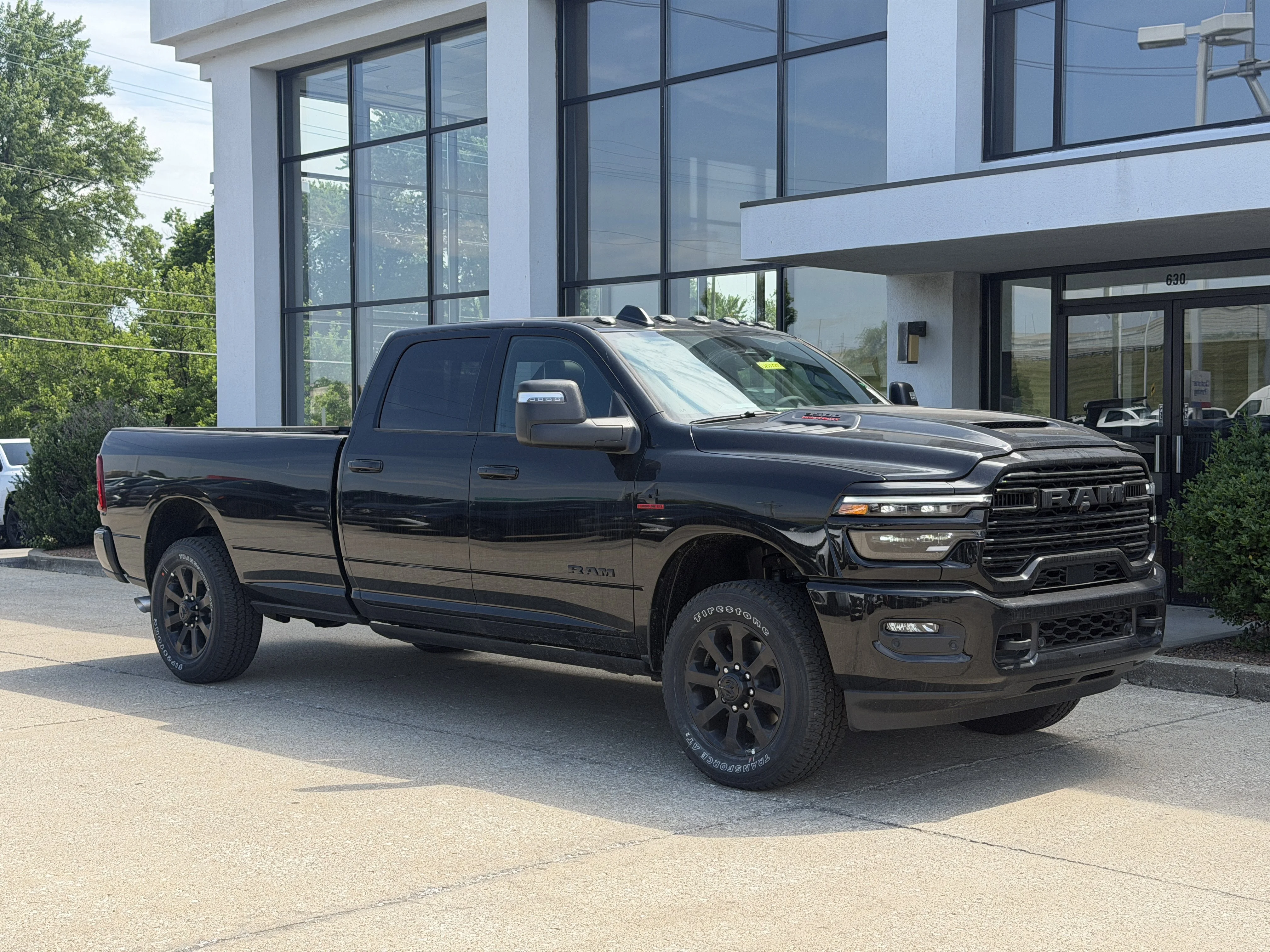 New 2026 Diamond Black Crystal Pearl-Coat Exterior Paint RAM Laramie image 2