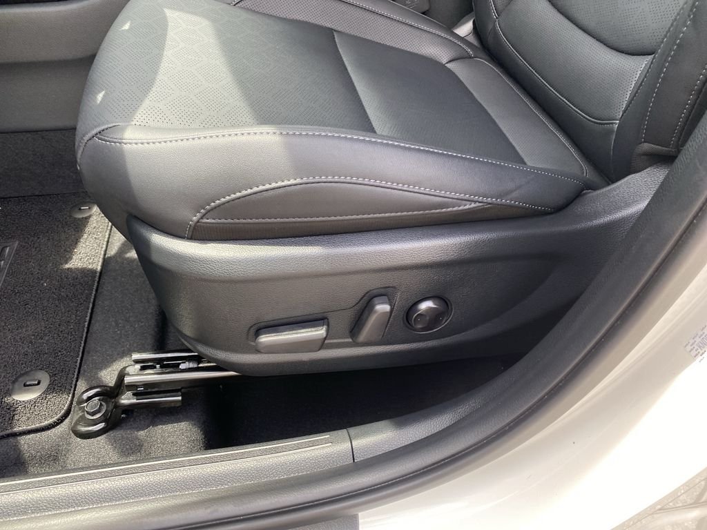 Used 2026 Clear White/Black Roof Kia SX image 12