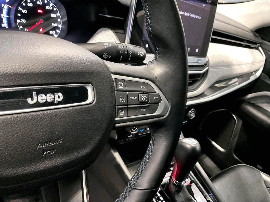Used 2022 Silver Jeep Latitude image 19